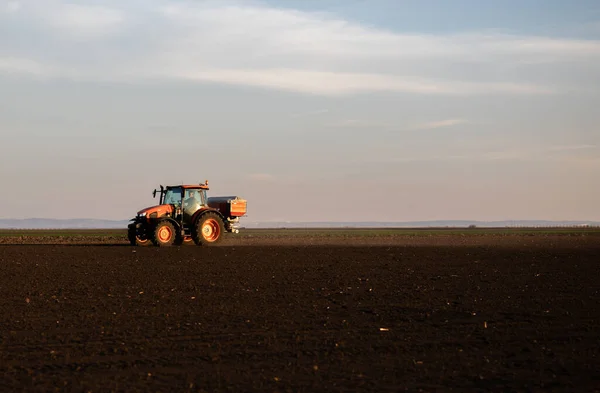 人工肥料を広げるトラクター — ストック写真