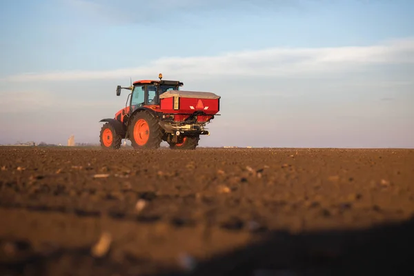 Traktor Som Sprider Konstgödsel Transport Jordbruk — Stockfoto