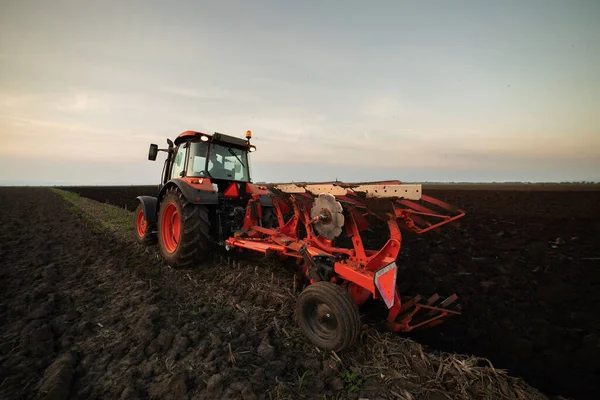 Traktor Pflügt Abends Bei Sonnenuntergang Das Feld — Stockfoto