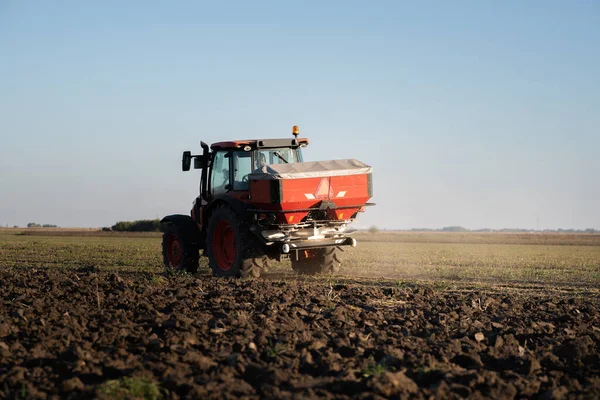 Traktor Streut Kunstdünger Aus Verkehr Landwirtschaft — Stockfoto