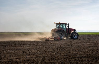 Traktör tohum ekmeye hazırlanıyor. Ekmeden önce tarla tutacağı olan traktör. Baharda ekilmek üzere toprağı hazırlıyorum., 