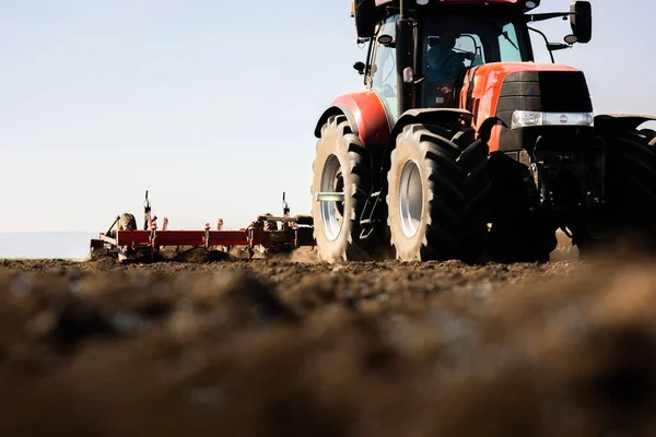 Traktor Förbereder Marken För Sådd Traktor Med Kultivator Hanterar Fältet — Stockfoto