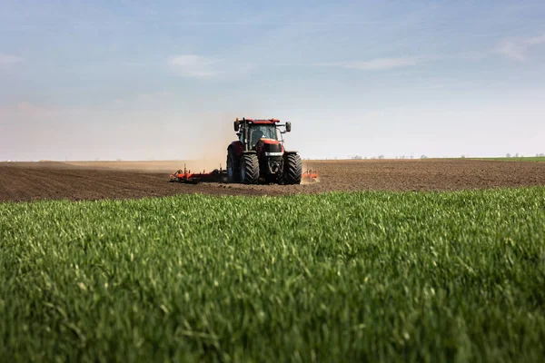 Tractor Preparando Tierra Para Siembra Tractor Con Cultivador Maneja Campo —  Fotos de Stock