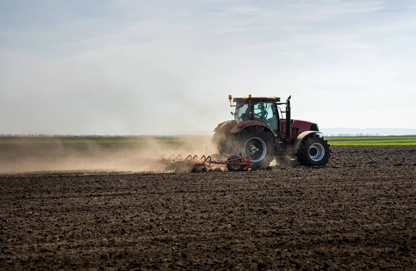 Traktor Förbereder Marken För Sådd Traktor Med Kultivator Hanterar Fältet — Stockfoto