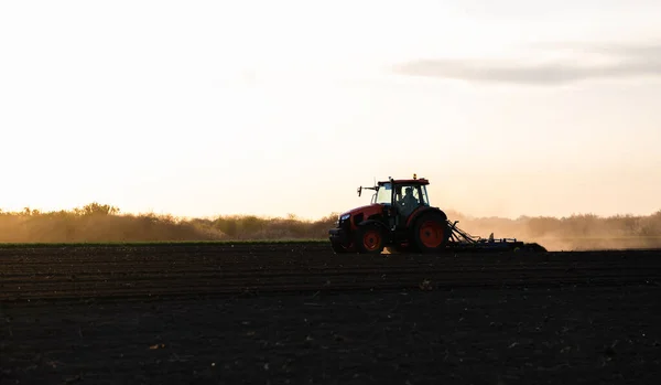 Granjero Tractor Prepara Campo Cuando Sol Comienza Ponerse — Foto de Stock