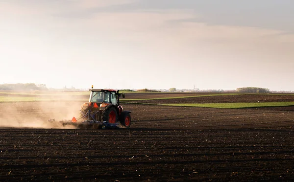 Agriculteur Dans Tracteur Prépare Son Champ Alors Que Soleil Commence — Photo