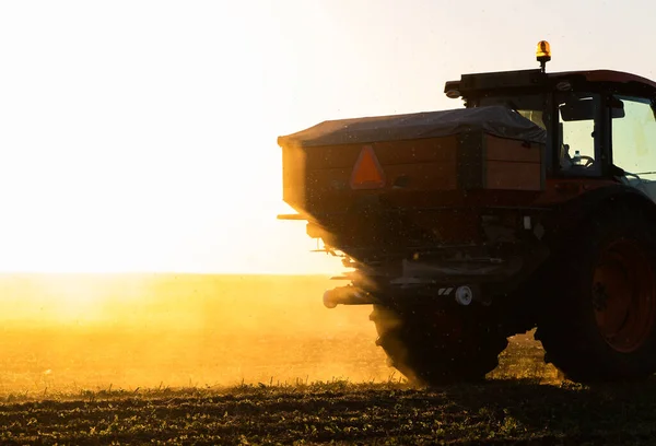 Tractor Propagando Fertilizantes Artificiales Transportes Agricultura — Foto de Stock