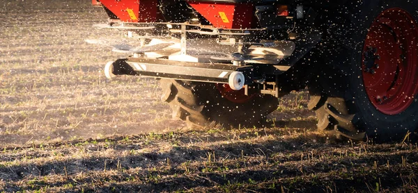Trator Espalhando Fertilizantes Artificiais Transportes Agricultura — Fotografia de Stock