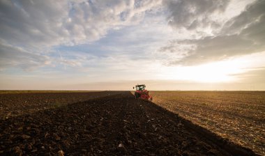  Traktör akşamları tarlayı sürüyor..