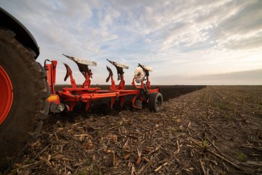  Traktör akşamları tarlayı sürüyor..