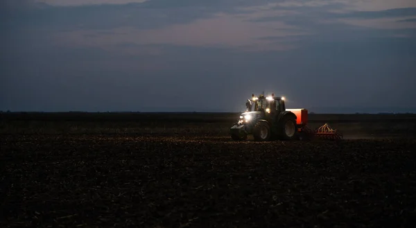 Traktor Som Förbereder Mark Med Grogrund Jordfräs Natten — Stockfoto