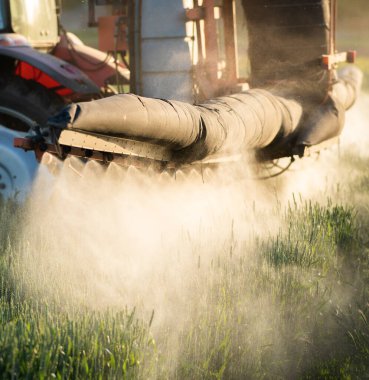 Çekici yeşil bir alana böcek ilacı püskürtüyor.