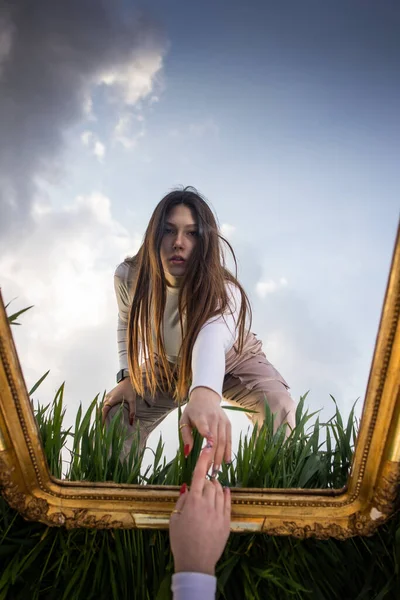 Vacker Ung Kvinna Med Rektangulär Spegel Fältet För Unga Vete — Stockfoto