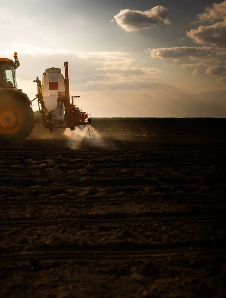 Tractor Pulverización Pesticidas Campo Con Pulverizador —  Fotos de Stock
