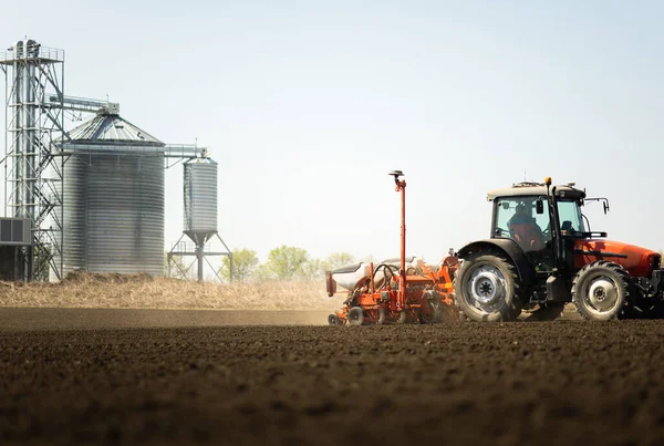 農業機械 トウモロコシを播種するためのトラクターと種子 — ストック写真