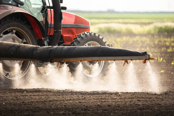 Traktor Penyemprotan Pestisida Lapangan Dengan Penyemprot — Stok Foto