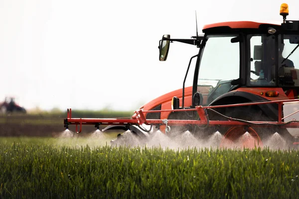 Tractor Rociando Pesticidas Sobre Campo Verde —  Fotos de Stock