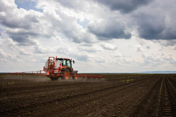 Traktor Versprüht Frühjahr Pestizide Auf Sojabohnenfeld Mit Sprüher — Stockfoto