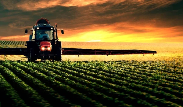 Pestisitler Soya Sahada Püskürtücü Ile Bahar Püskürtme Traktör — Stok fotoğraf