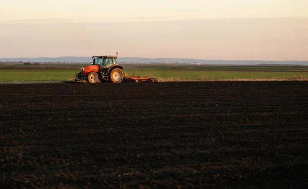 Agriculteur Dans Tracteur Prépare Son Champ Alors Que Soleil Commence — Photo
