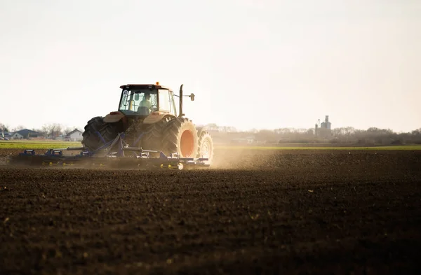 Seorang Petani Traktor Mempersiapkan Ladangnya Saat Matahari Mulai Terbenam — Stok Foto