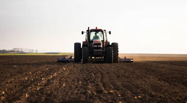 Ein Bauer Traktor Bereitet Sein Feld Vor Als Die Sonne — Stockfoto