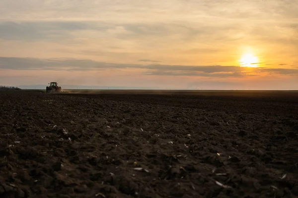トラクターの農家は 太陽が沈むと畑を準備します — ストック写真