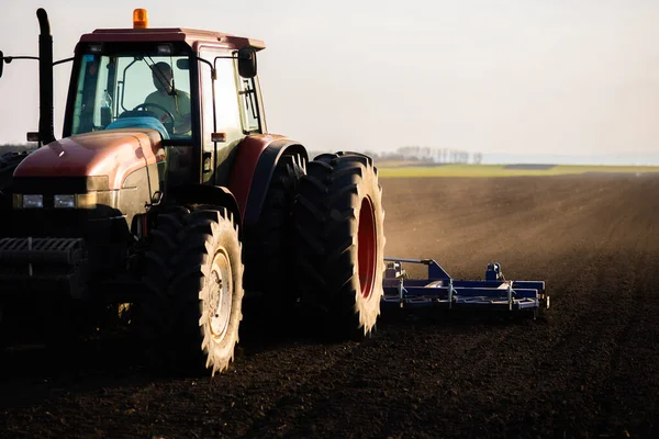Egy Farmer Traktorban Előkészíti Mezőt Ahogy Lemegy Nap — Stock Fotó