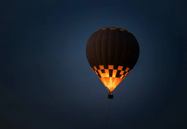 Varmluftsballong Med Brinnande Låga Som Flyger Natten — Stockfoto
