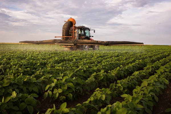 Pestisitler Soya Sahada Püskürtücü Ile Bahar Püskürtme Traktör — Stok fotoğraf