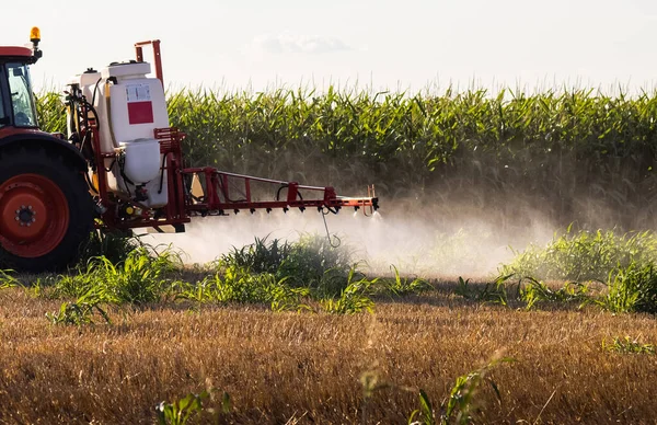 Traktor Postřikuje Pesticidy Poli Postřikovačem — Stock fotografie