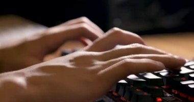 Klavye sesi ile siyah klavyede yazan erkek el yazısı