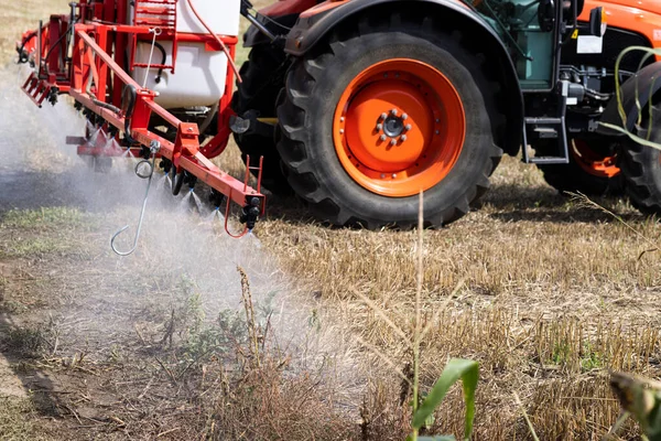 Farmer Sprays His Field Pesticide — Stock Photo, Image