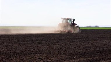 Traktör tohum ekmeye hazırlanıyor. Ekmeden önce tarla tutacağı olan traktör. Baharda ekilmek üzere toprağı hazırlıyorum., 