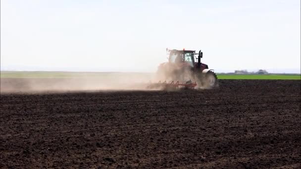 Traktor Připravuje Půdu Setí Traktor Pěstitelskou Rukojetí Pole Před Výsadbou — Stock video