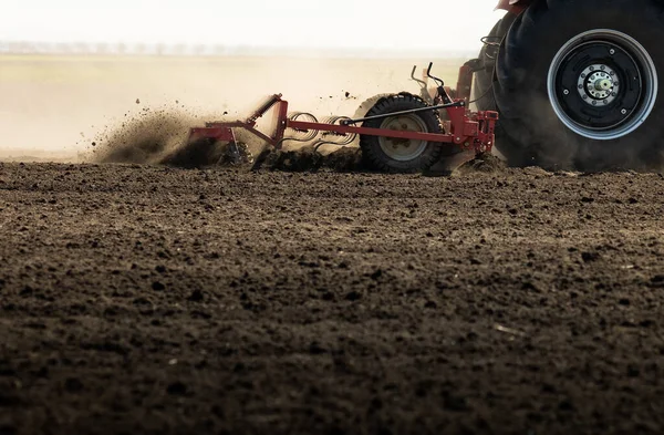 Agriculteur Dans Tracteur Prépare Son Champ Alors Que Soleil Commence Images De Stock Libres De Droits