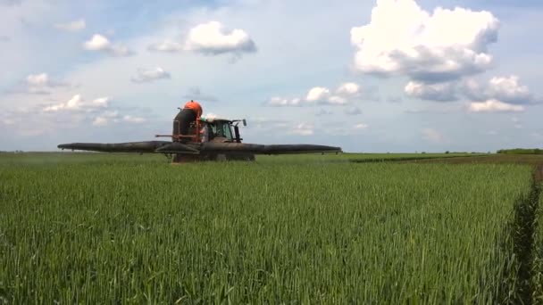 Trekker Sproeien Pesticiden Maïsveld Met Sproeiapparaat Het Voorjaar — Stockvideo