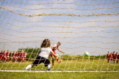 Genç bir kaleciyle futbol golü. Gençlik futbolu kalecisi