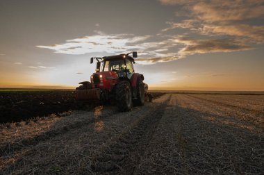 sonbaharda plowing kırmızı traktör