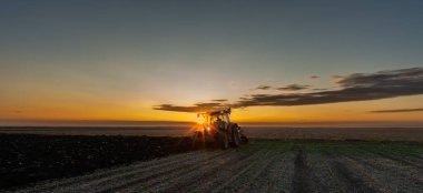 sonbaharda plowing kırmızı traktör