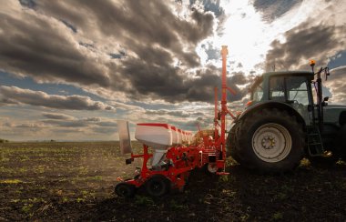 Tarlada ekin tohumu yapan traktörlü çiftçi..