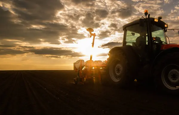 Farmář Výsevem Traktoru Výsev Plodin Zemědělských Polích Při Západu Slunce — Stock fotografie