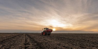 Traktör yapay gübre yayıyor. Ulaşım, tarım.