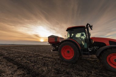 Traktör yapay gübre yayıyor. Ulaşım, tarım.