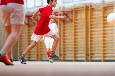  Futbol Spor sahada futbol oyun oynayan çocuklar. Tekme çocuklar