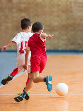  Futbol Spor sahada futbol oyun oynayan çocuklar. Tekme çocuklar