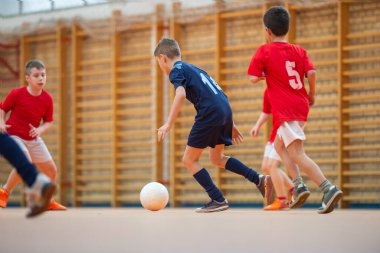  Futbol Spor sahada futbol oyun oynayan çocuklar. Tekme çocuklar