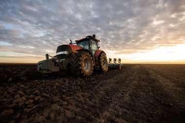  Traktör akşamları tarlayı sürüyor..