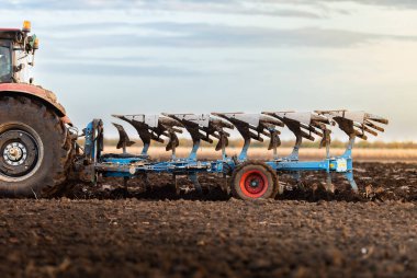  Traktör akşamları tarlayı sürüyor..