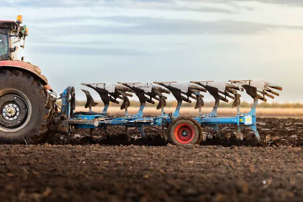  Traktör akşamları tarlayı sürüyor..